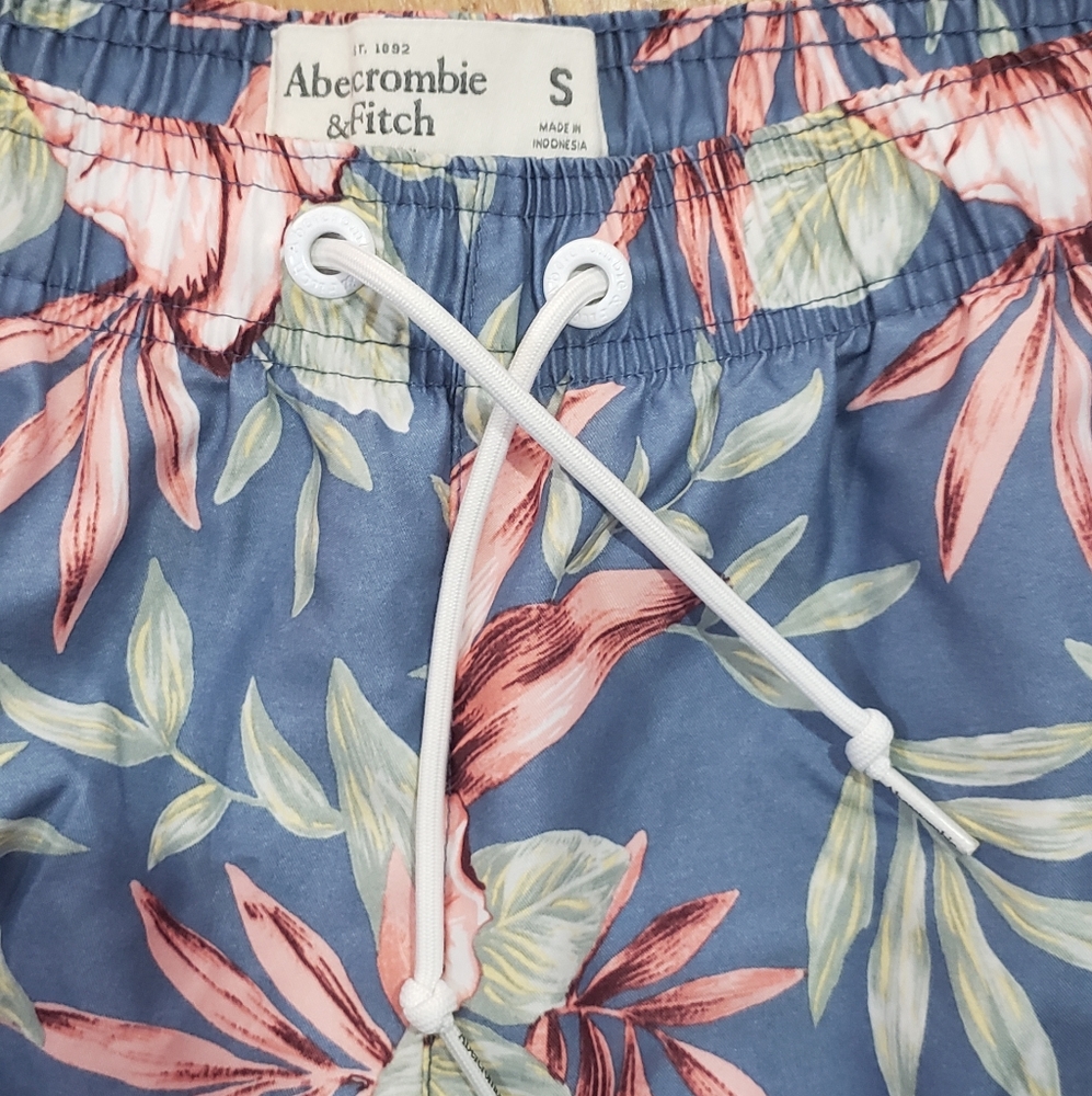 Abercrombie &Fitch Swim Trunks Tropical Floral Print Size S NWOT - Picture 2 of 7